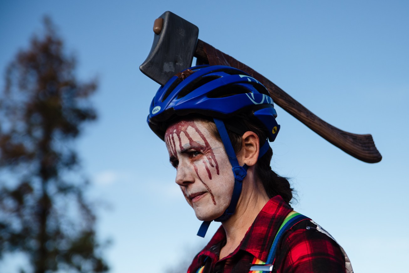 2018_11_costumedcross02