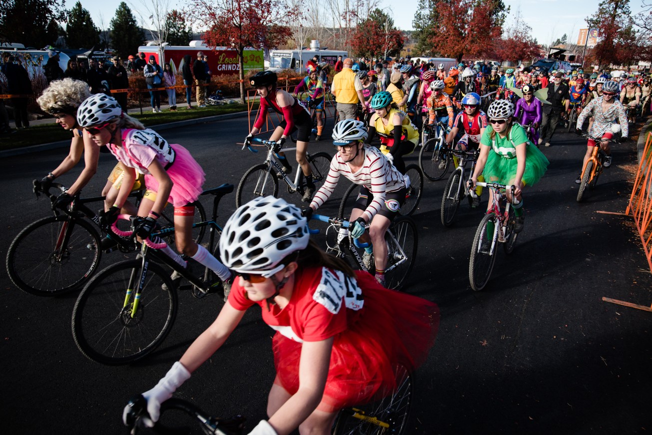 2018_11_costumedcross08