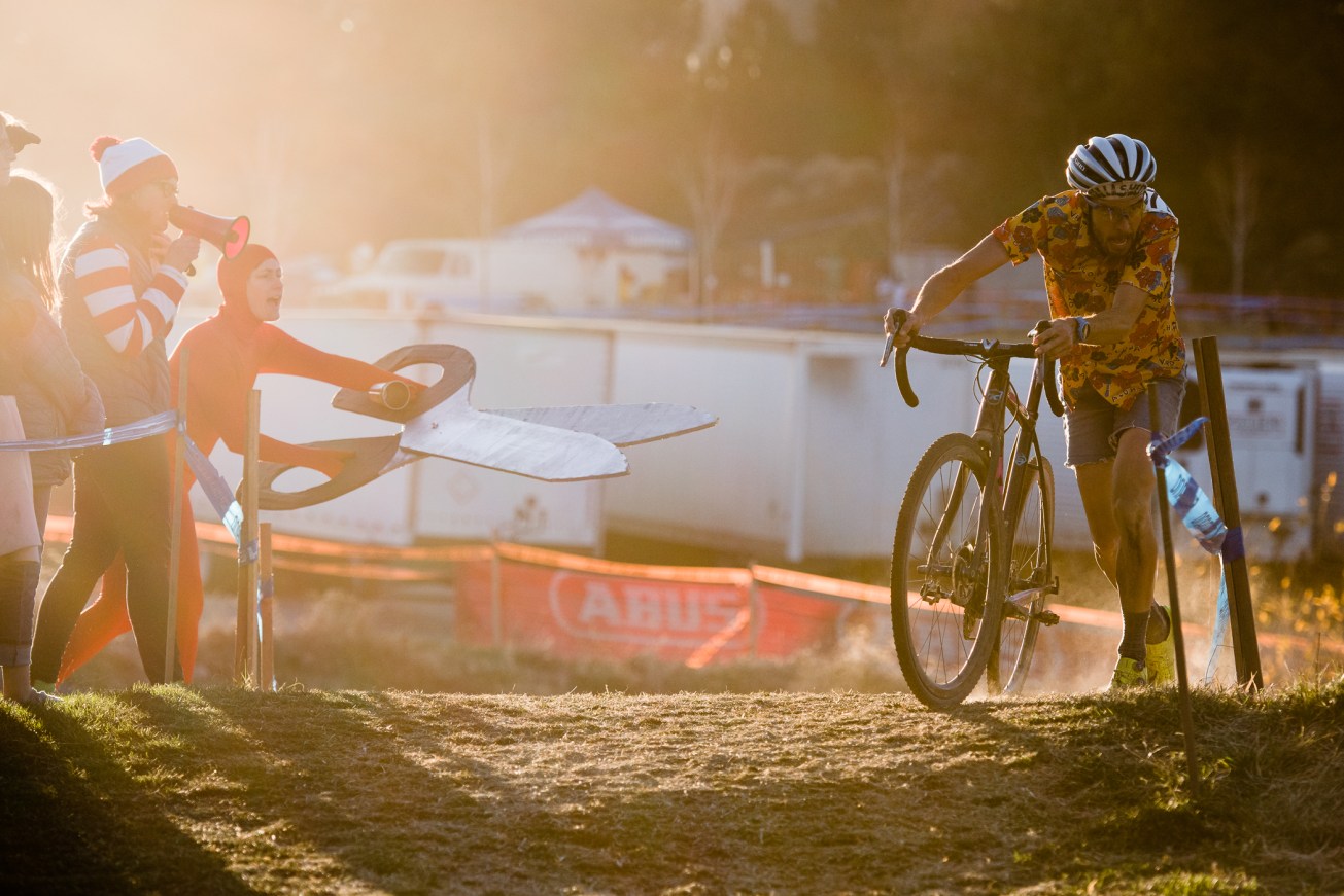 2018_11_costumedcross100